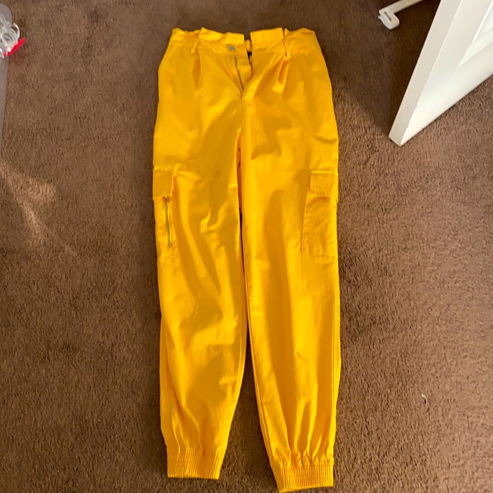 I’m selling Forever 21 jogger style pants!